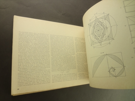 Order in Space: A Design Source Book_写真5