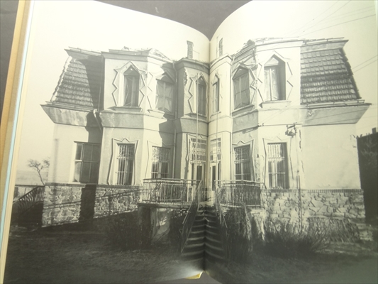 Lomene, hranate a obloukove tvary: Ceska kubisticka architektura 1911-1923_写真2