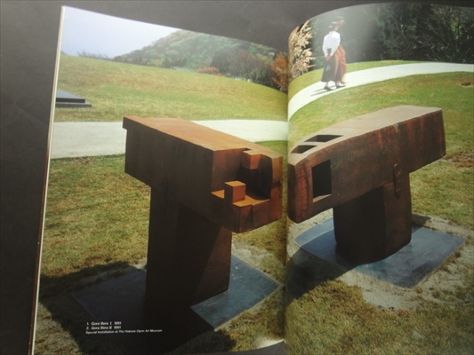 Catalogue of the Exhibition of Eduardo Chillida_写真2